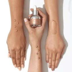 Glow Elixir Hydrating Radiance Oil -Caillchante Shop 200311 SHOT9 LIFESTYLE GLOWELIXIR 2000X2000 0006 Layer2