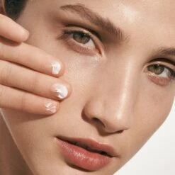 La Mer The Moisturizing Soft Cream -Caillchante Shop OnModelHand